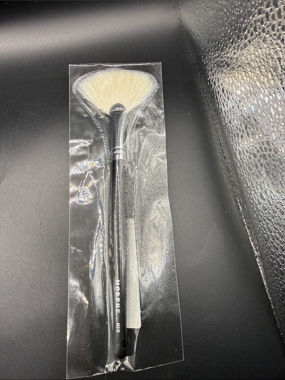 Morphe M310 Large Soft Fan Highlighter Brush - Picture 2 of 3